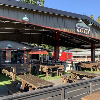 Outdoor food cart courtyard at Willamette Garage in the Willamette neighborhood of West Linn near Little Nestlings preschool.