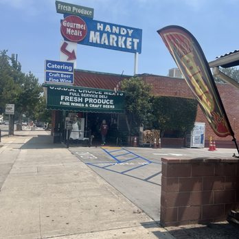 Handy’s Market & Deli storefront in the Willamette neighborhood of West Linn, located minutes from Little Nestlings preschool.
